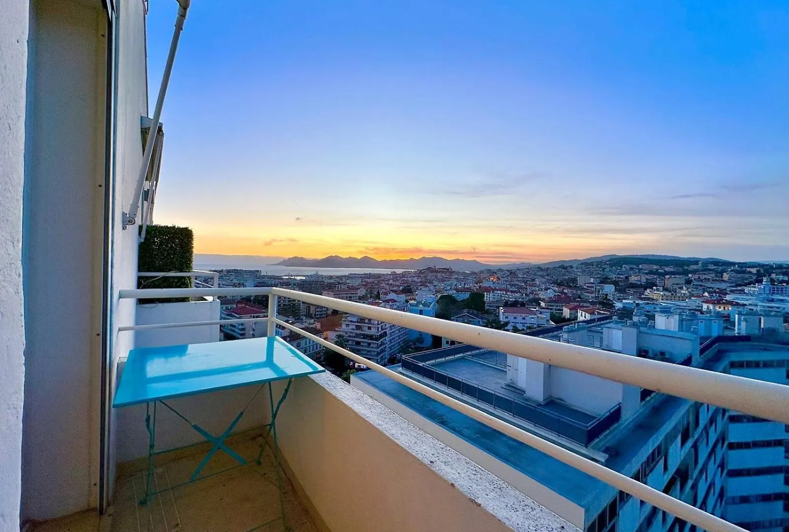 2 Bedroom Sea View Gallia Centre Cannes Parking